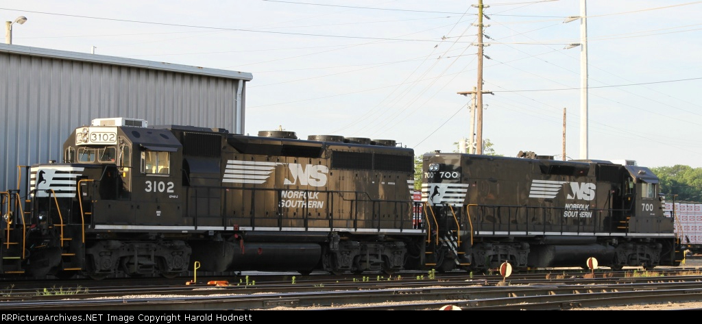 NS 3102 & 700 sit in the yard